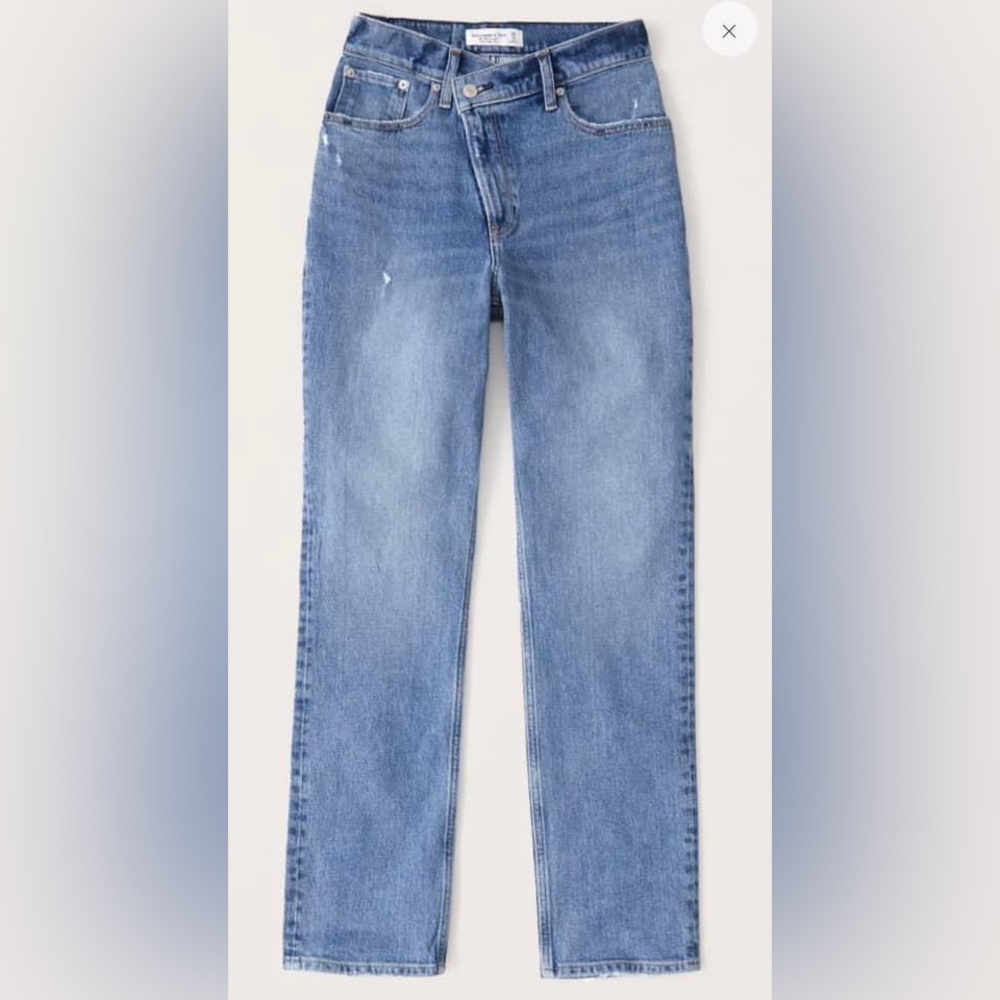 Size 31
Abercrombie Curve Love Ultra High Rise 90s Straight Jean
